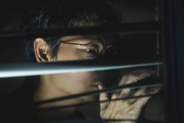 다쿠미는 지면사 때문에 가정이 파괴된 아픔을 지니고 있으면서도 지면사로 일한다. 세상에 대한 복수심 때문일까, 자신의 인생을 무너트린 사기꾼을 찾기 위한 방도일까. 넷플릭스 제공