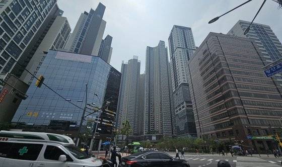 제기동과 경동시장의 동남편 배후지라 할 수 있는 청량리역 방향의 상전벽해(桑田碧海)한 모습. 왕산로 대각선 횡단보도는 일본 도쿄의 시부야 스크램블을 연상시킬 만큼 분주했다. 강병철 기자