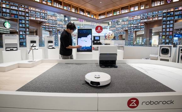 스타필드 수원에서 만나는 로보락 팝업스토어 - 경기 수원시 장안구 스타필드 수원에 마련된 로보락(Roborock) 팝업스토어를 찾은 시민이 다양한 로봇청소기를 살펴보고 있다. 로보락 팝업스토어는 10월 24일까지 운영된다. 이번 팝업스토어에서는 2024년 플래그십 모델 ‘로보락 S8 MaxV Ultra’(S8 맥스V 울트라)를 포함한 로보락의 인기 제품들을 한눈에 살펴보고 체험할 수 있다. 2024.8.26 뉴스1