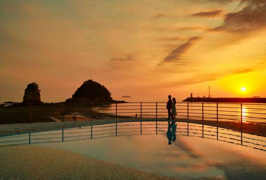 석양이 진 꽃지해수욕장과 해안 공원. 충남도 제공.