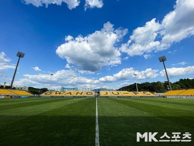 지난 5월 홈구장에서 포항스틸러스와 맞붙었던 광주FC, 지금과는 상반된 경기장 상태였다. 사진=김영훈 기자
