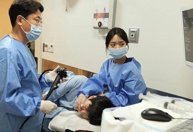 수면내시경은 환자가 진정 상태에서 검사를 받을 수 있도록 진정제를 사용해 내시경 검사를 하는 의료 행위다. 한국건강관리협회 건강증진의원에서 환자가 검사를 받고 있다. 사진=김현중 PD