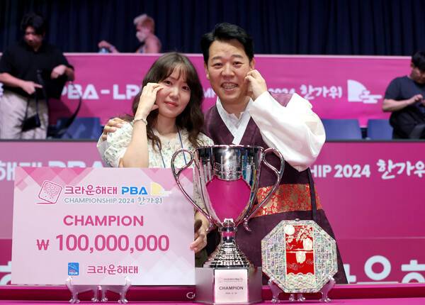 강동궁이 18일 열린 프로당구 크라운해태배에서 우승한 뒤 부인 하지영씨와 함께 기뻐하고 있다. PBA 제공