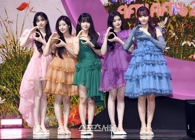 피프티 피프티(FIFTY FIFTY)가 20일 서울 광진구 예스24 라이브홀에서 진행된 두 번째 미니 앨범 ‘러브튠(Love Tune)’ 발매 기념 미디어 쇼케이스에서 취재진을 향해 포즈를 취하고 있다. 왼쪽부터 문샤넬, 예원, 키나, 아테나, 하나. 박진업 기자 upandup@sportsseoul.com