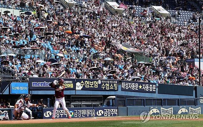 프로야구 천만 관중 돌파 (서울=연합뉴스) 서대연 기자 = 16일 오후 서울 잠실야구장에서 열린 프로야구 KBO리그 키움 히어로즈와 두산 베어스의 경기에서 관중들이 응원전을 펼치고 있다.
KBO리그는 전날 누적 1천2만758명으로 사상 첫 1천만 관중을 돌파했다. 2024.9.16 dwise@yna.co.kr