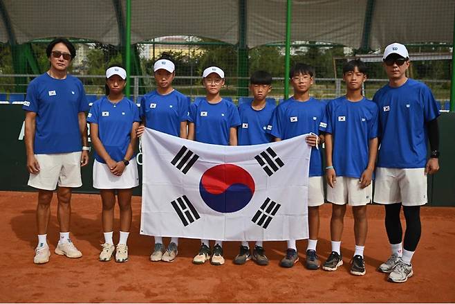 (왼쪽부터) 양성모 여자팀 감독(대한테니스협회). 김태희(금암초). 김아율(홍연초).김서현(금암초), 김현학(금암초). 최민건(목행초), 김노아(홍연초), 안세환 남자팀 감독(목행초) (사진제공=대한테니스협회)