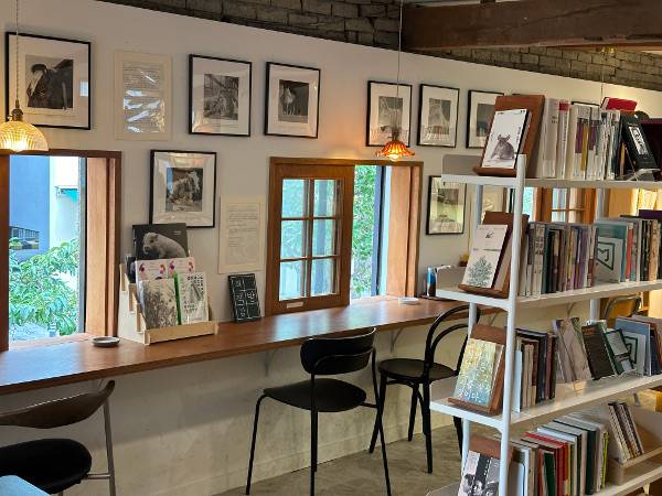 서울 용산구 숙명여대 인근 ‘책방 죄책감’의 창가석.