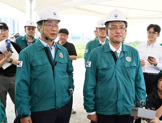 최상목 부총리 겸 기획재정부 장관(오른쪽)과 박상우 국토교통부 장관.(사진=기획재정부 제공)