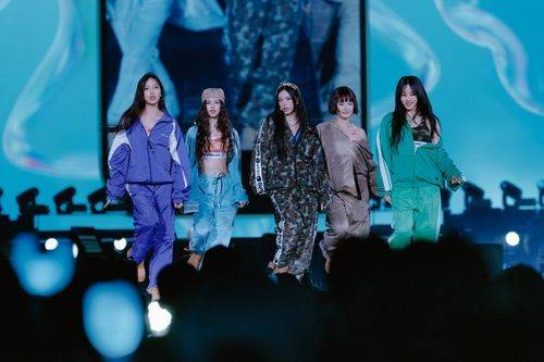걸그룹 뉴진스가 일본 도쿄돔에서 개최한 첫 일본 단독 공연이자 팬 미팅 '버니즈 캠프 2024 도쿄돔'에서 노래하고 있다. /사진=어도어