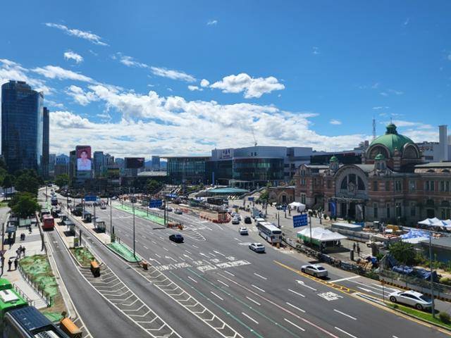 서울로7017에서 바라본 서울역과 용산 방면 한강대로의 모습. 서울로7017이 만들어지기 전엔, 고층 빌딩에서 자기 사무실을 가진 소수의 사람만이 즐길 수 있던 풍경이었다. 이영창 기자