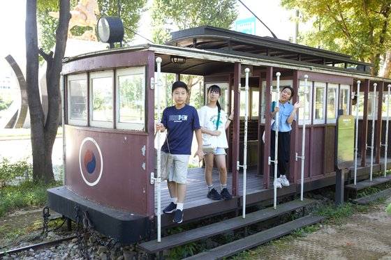 폐역의 변신을 살펴보기 위해 화랑대 철도공원을 찾은 소중 학생기자단이 다양한 체험시설을 경험하고 우리나라 최초 노면전차 복원품에서 기념사진도 찍었다.