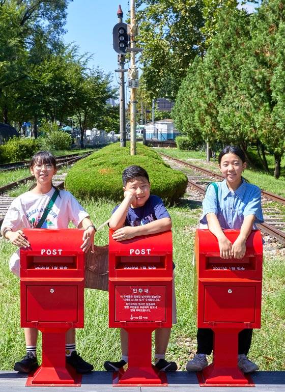 폐역의 변신을 살펴보기 위해 화랑대 철도공원을 찾은 소중 학생기자단이 다양한 체험시설을 경험하고 포토존에서 인생샷도 찍었다.