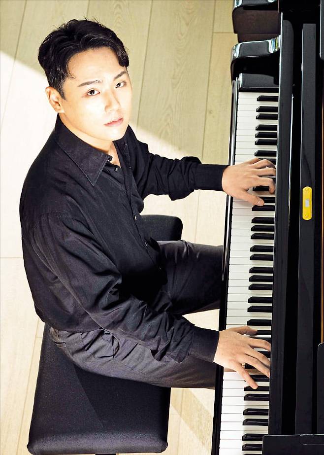 서른을 맞은 피아니스트 신창용은 “이제 음악가로서의 인생이 시작됐다”고 말했다. 박충렬 사진작가
