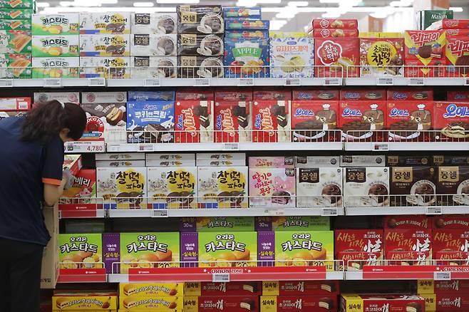 서울의 한 대형마트에서 직원이 과자를 진열하고 있다. 연합뉴스
