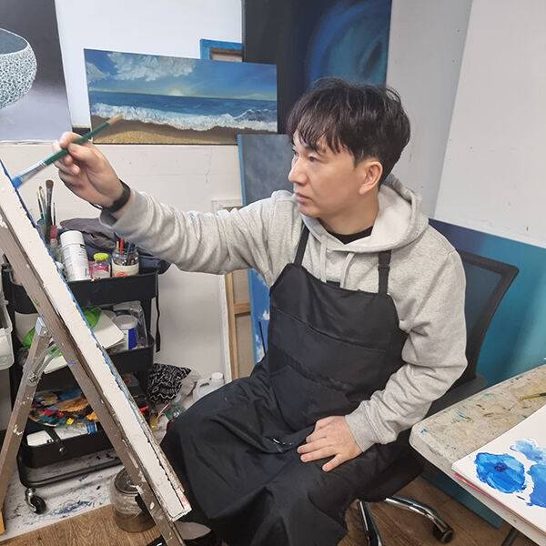 박 경감이 작업장에서 유화를 그리고 있다. 박 경감은 5년 안에 100점의 초상화로 전시회를 열 계획이다.