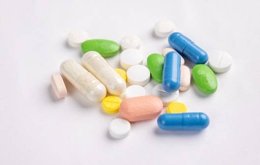 특별한 경우가 아니라면 알약은 씹지 않고 삼키는 것이 좋다|출처: 클립아트코리아