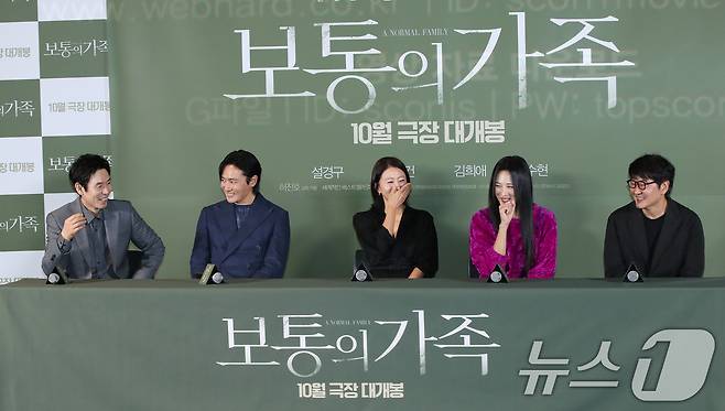배우 설경구(왼쪽부터)와 장동건, 김희애, 수현, 허진호 감독이 24일 서울 용산 cgv에서 열린 영화 '보통의 가족' 언론시사회에 참석해 미소를 짓고 있다. '보통의 가족'은 서로 다른 신념의 두 형제 부부가 우연히 끔찍한 비밀을 마주하게 되면서 벌어지는 이야기를 그린 작품이다. 2024.9.24/뉴스1 ⓒ News1 권현진 기자 ⓒ News1 권현진 기자
