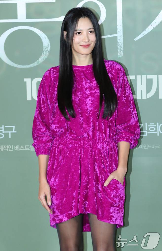 배우 수현이 24일 서울 용산 cgv에서 열린 영화 '보통의 가족'(감독 허진호) 언론시사회에 참석해 포즈를 취하고 있다. '보통의 가족'은 서로 다른 신념의 두 형제 부부가 우연히 끔찍한 비밀을 마주하게 되면서 벌어지는 이야기를 그린 작품이다. 2024.9.24/뉴스1 ⓒ News1 권현진 기자 ⓒ News1 권현진 기자