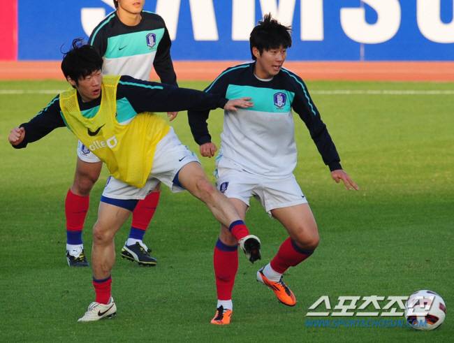 A대표팀이 12일 오후(한국시간) 카타르 알 와크라 구장에서 훈련을 가졌다. A대표팀이 12일 오후(한국시간) 카타르 알 와크라 구장에서 훈련을 가졌다. 미니 게임에서 박지성과 손흥민이 볼을 다투고 있다.
도하(카타르)=김경민 기자 kyungmin@sportschosun.com