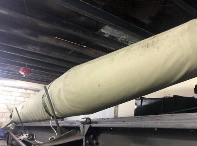 레바논 남부의 한 마을 민가 다락방에 숨겨져 설치된 헤즈볼라의 장거리 미사일 사진. 이스라엘군이 23일 공개했다. /이스라엘군 제공