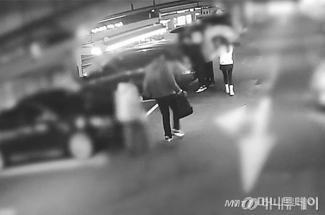 지난 3월 제주시 한 공영주차장에서 중국인 불법체류자들과 브로커가 만나 불법 취업 장소로 이동하는 모습.이들은 경찰에 검거돼 검찰로 불구속 송치됐다.(제주경찰청 제공) 2024.7.3/사진=뉴스1 Copyright (C) 뉴스1. All rights reserved. 무단 전재 및 재배포, AI학습 이용 금지.