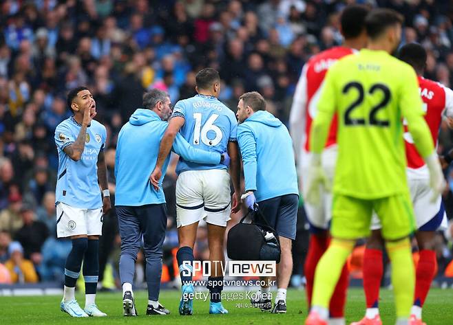 ▲ 맨체스터 시티가 시즌 초반 에이스를 잃게 됐다. 지난 2019년 맨체스터 시티에 합류하고 꾸준히 중원에서 살림꾼 역할을 했던 로드리가 무릎 십자인대 파열 가능성이 거론됐다. 지난 시즌에만 50경기를 뛰며 9골 14도움을 올려 맨체스터 시티를 프리미어리그 4연패로 이끌었던 로드리는 출전했을 때 한 경기도 지지 않아 전력의 본체라고 불릴 정도다. 이런 로드리의 시즌 아웃 우려는 맨체스터 시티에 상당한 악재가 될 전망이다.