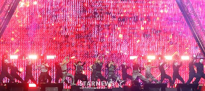 그룹 스트레이키즈(Stray Kids)가 필리핀 아레나에서 열린 '2023 아시아 아티스트 어워즈 인 필리핀'(2023 Asia Artist Awards IN THE PHILIPPINES, 이하 '2023 AAA')에서 멋진 무대를 선보이고 있다. /사진=김창현