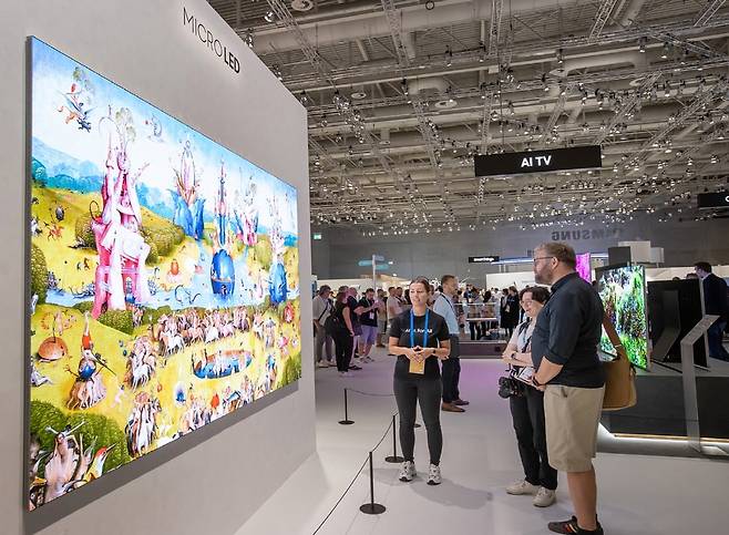 지난 7일(현지시각) 독일 베를린에서 열린 'IFA 2024'에서 삼성전자 전시관을 찾은 관람객들이 삼성 마이크로 LED를 살펴보고 있다./삼성전자 제공