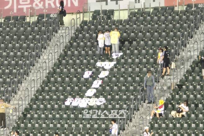 지난 8월 27일 잠실 KT 위즈전 잠실구장 외야석 풍경. 임찬규의 유니폼으로 대형 등번호 '1번'을 만든 팬들이 눈에 띈다. 이들의 유니폼 응원은 경기 시작부터 임찬규가 수훈선수 인터뷰를 모두 마칠 때까지 계속됐다. 잠실=윤승재 기자