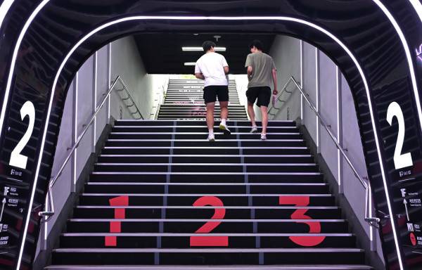 두 남성이 지난 19일 서울지하철 5호선 여의나루역 2번 출구의 계단을 오르고 있다. 이곳은 한강공원을 달리는 이들을 위해 계단을 트랙처럼 꾸몄다. 또 탈의실, 물품 보관함을 갖춘 ‘러너스테이션’을 만들어 운영하고 있다.