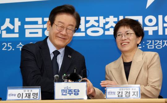 이재명 더불어민주당 대표가 25일 부산 금정구 김경지 금정구청장 보궐선거 후보의 선거사무실에서 열린 현장최고위원회 회의에 참석해 김 후보와 인사하고 있다. 뉴시스