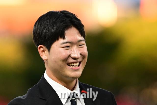 2024년 9월 24일 광주기아챔피언스필드에서 '2024 신한 SOL Bank KBO리그, 삼성 라이온즈와 KIA 타이거즈의 경기가 열렸다. 경기 전 전주고 이호민이 2025 KIA 신인선수 환영식에서 인사하고 있다./광주=유진형 기자 zolong@mydaily.co.kr