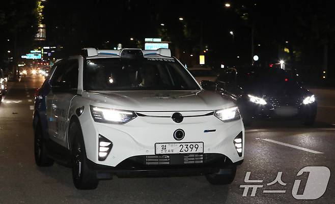 25일 밤 서울 강남구 학여울역 인근 도로에서 강남 심야 자율주행택시가 시험운행을 하고 있다. 2024.9.25/뉴스1 ⓒ News1 박세연 기자