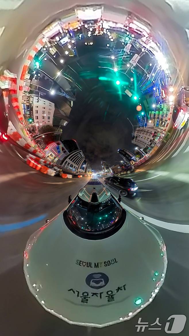 25일 밤 서울 강남구 학여울역 인근 도로에서 강남 심야 자율주행택시가 시험운행을 하고 있다. 사진은 360도 카메라로 촬영후 그래픽 프로그램으로 편집했다. (공동취재)2024.9.25/뉴스1 ⓒ News1 박세연 기자