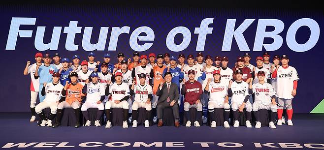 지난 11일 서울 송파구 롯데호텔 월드 크리스탈볼룸에서 열린 2025 KBO 신인드래프트에서 각 구단 지명을 받은 선수들과 허구연 KBO 총재가 기념촬영을 하고 있다. 연합뉴스