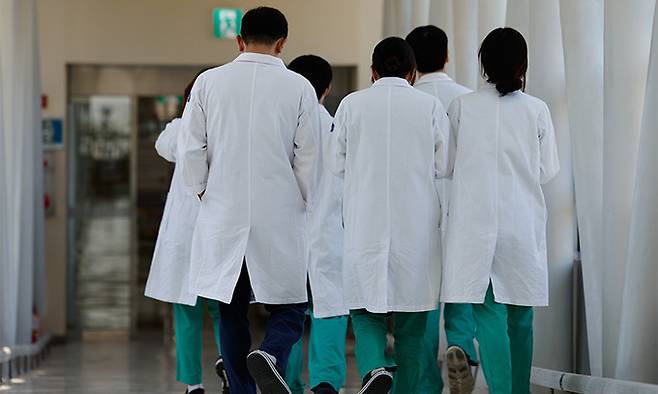 대학병원에서 의료진이 이동하고 있다. 뉴스1