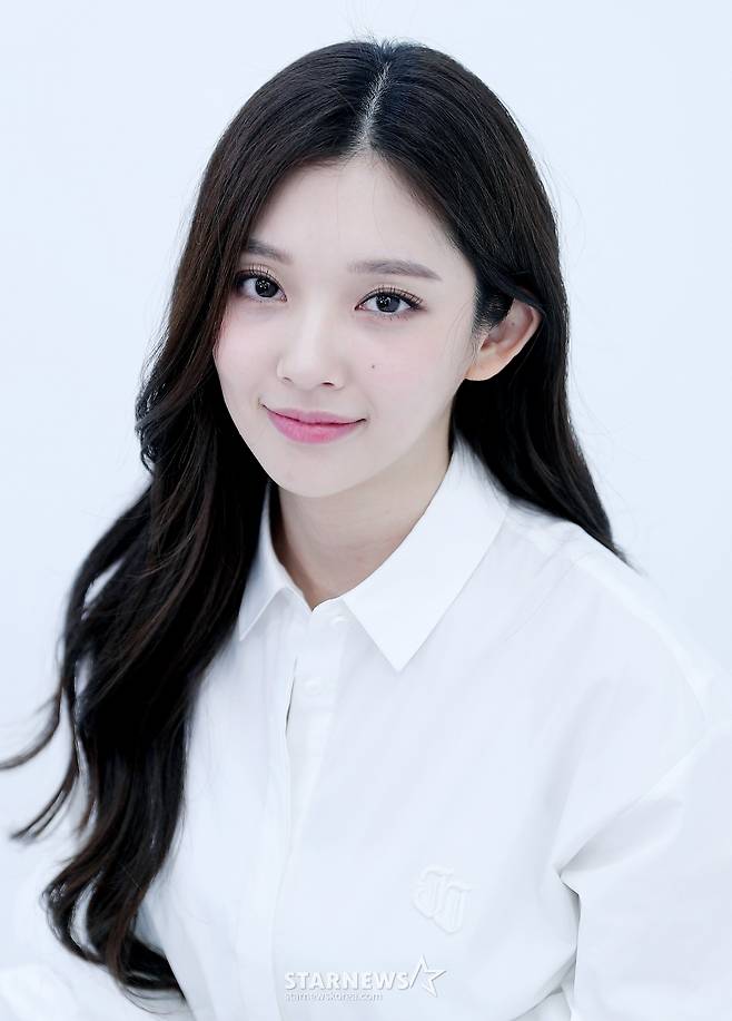 배우 이시우가 최근 서울 종로구 서린동 스타뉴스 사옥에서 진행된 인터뷰에 앞서 포즈를 취하고 있다. 이시우는 지난 6월 24일일 공개된 넷플릭스 시리즈 '종이의 집: 공동경제구역'에 앤 킴 역을 맡았다. 앤 킴은 미국 대사 마샬 킴의 딸이라는 이유로 강도단에게 특별 대우를 받는 인물이다.