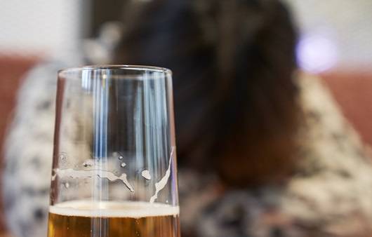 숙취해소 대신 오히려 증상을 악화시키는 행동이 있다|출처: 게티이미지뱅크