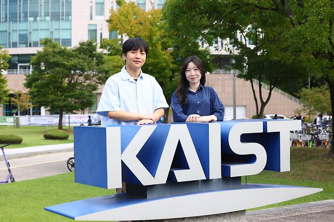 왼쪽부터 KAIST 화학과 2학년 김성원(22) 학생, KAIST 수학과 3학년 장지연(23) 학생. /KAIST