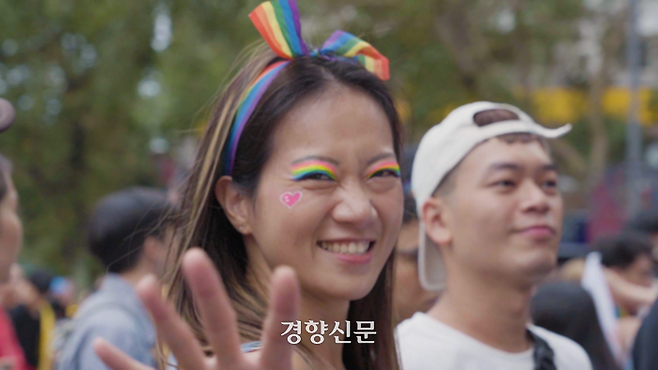 지난해 11월 대만 타이베이 퀴어 퍼레이드에 참가한 한 시민이 카메라를 향해 환하게 웃고 있다. 최유진PD