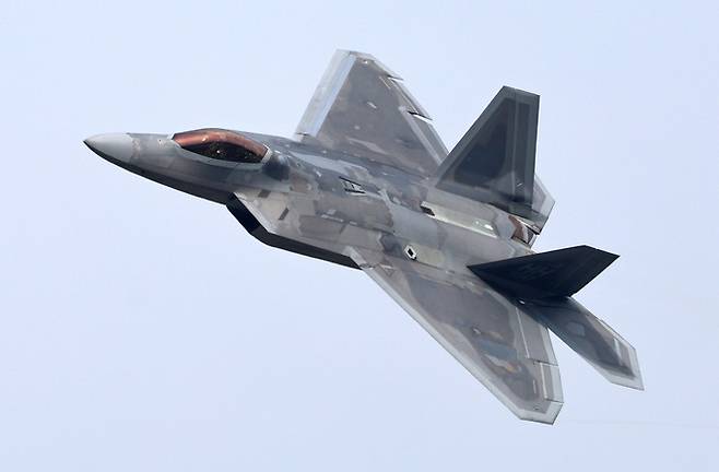 미 공군 F-22 스텔스 전투기가 공중에서 선회비행을 하고 있다. 세계일보 자료사진