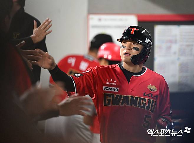 KBO리그 국내 타자 최초 40홈런-40도루에 도전하는 KIA 타이거즈 김도영이 '천적' 극복이라는 과제를 안게 됐다. 롯데는 오는 28일 부산 사직야구장에서 열리는 KIA전을 이틀 앞둔 지난 26일 향후 선발 로테이션을 공개했는데 27일 NC전 한현희, 28일 외인 투수 찰리 반즈를 거명했다. 반즈는 1승을 더 추가하면 10승을 기록하게 된다. 김도영 입장에선 쉽지 않은 경기가 될 것으로 보인다. 엑스포츠뉴스DB