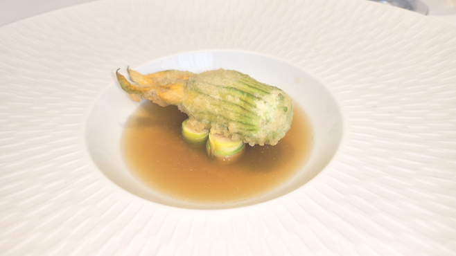 새우 무스를 채운 호박꽃 튀김. 안병준 기자