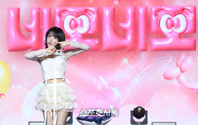 가수 최예나(YENA)가 30일 서울 강남구 일지아트홀에서 열린 세 번째 싱글 앨범 ‘네모네모’ 미디어 쇼케이스에서 포인트 안무를 소개하고 있다. 사진 | 최승섭기자 thunder@sportsseoul.com