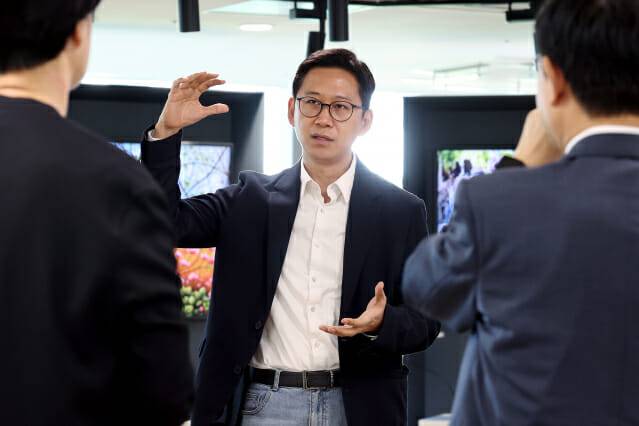 배경훈 LG AI연구원장이 연구원들과 이야기 하고 있다. (사진=LG AI연구원)