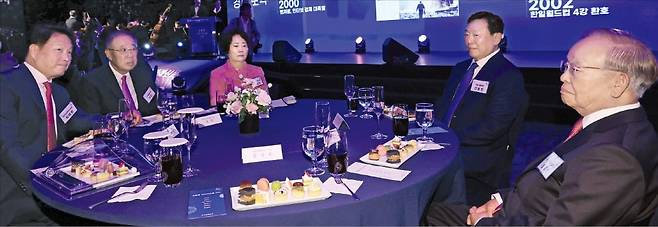 < 기념식 참석한 경제계 리더들 > 최태원 대한상공회의소 회장(왼쪽부터), 류진 한국경제인협회 회장, 이정한 한국여성경제인협회 회장, 신동빈 롯데그룹 회장, 손경식 한국경영자총협회 회장이 30일 한국경제신문 창간 60주년 기념식에 참석해 환담하고 있다. 김범준 기자