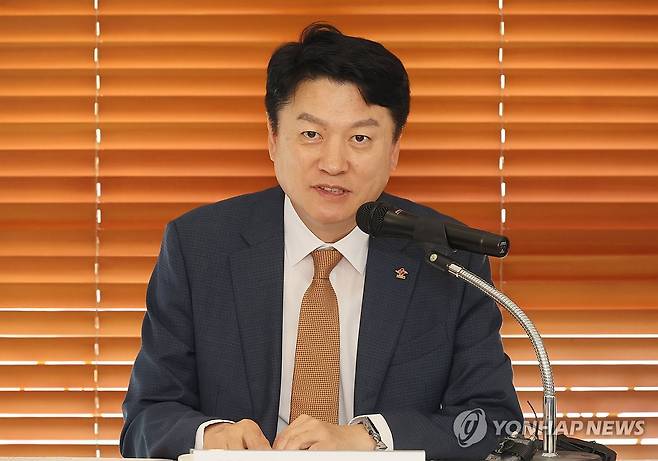 의사 부족 조기 해결방안 발표하는 윤성찬 대한한의사협회장 (서울=연합뉴스) 이정훈 기자 = 윤성찬 대한한의사협회 회장이 30일 서울 여의도 한 식당에서 열린 대한한의사협회 기자회견에서 한의사 추가 교육을 통한 의사 부족 조기 해결방안에 대해 발표하고 있다. 2024.9.30
uwg806@ynaco.kr