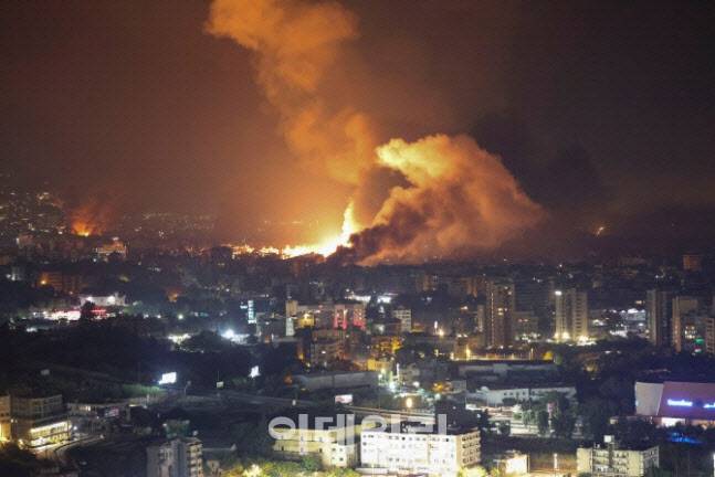 지난달 27일 레바논 수도 베이루트 남부 교외에서 불길이 치솟고 있다. 이스라엘은 헤즈볼라 지휘 본부를 정밀 공습했다고 밝혔다. (사진= 로이터)