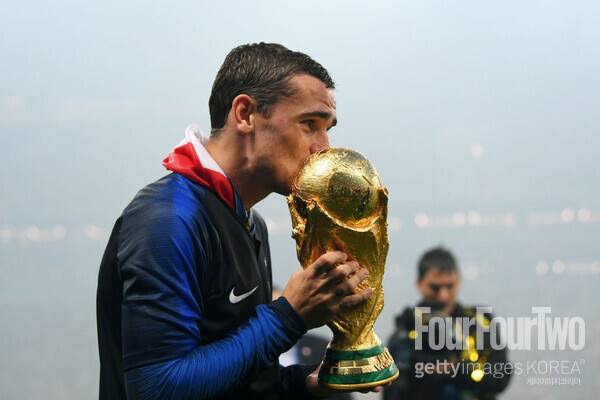 사진=게티이미지/앙투안 그리즈만이 국가대표팀 은퇴를 선언했다. 그리즈만은 30일(한국시간) 자신의 SNS를 통해 국가대표팀 시절의 영상을 게재하며 “내 인생의 이 장을 마무리하는 마음으로 추억을 가득 담았다. 이 멋진 모험에 감사드린다”라며 공식적으로 국가대표팀 은퇴를 선언했다.