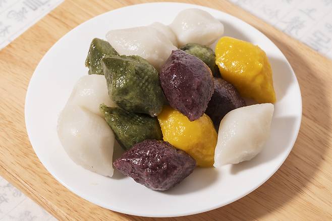 냉동 떡을 꺼내 떡 표면에 스프레이 등으로 물을 조금 적셔 촉촉하게 만든 뒤 전자레인지에 돌리면 떡의 맛과 찰기를 유지할 수 있다./사진=클립아트코리아